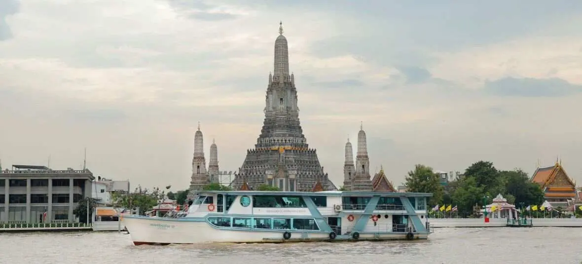 The Shangri-La Horizon Cruise passing Wat Arun by day