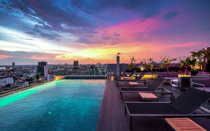 AkaAza Bar at Amara Bangkok Hotel